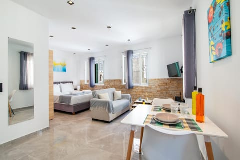 Bed, TV and multimedia, Living room, Photo of the whole room, Dining area, Bedroom