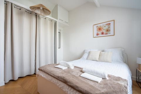 Bed, Photo of the whole room, Bedroom, towels