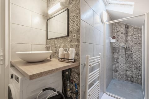 Shower, Bathroom, towels, washing machine