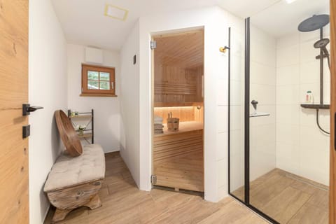 Shower, Toilet, Sauna, Bathroom, Spa and wellness centre/facilities
