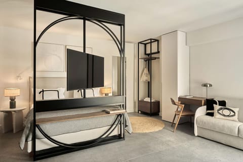 Bed, TV and multimedia, Living room, Photo of the whole room, Seating area, Bedroom