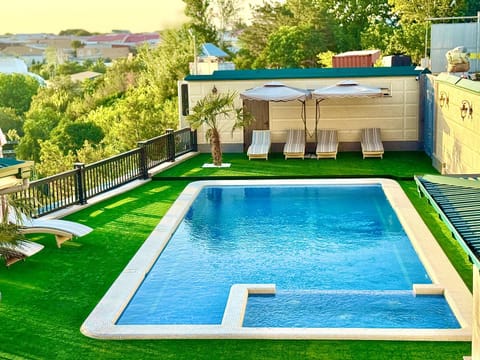Swimming pool, Swimming pool