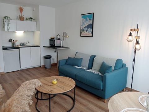 Coffee/tea facilities, Kitchen or kitchenette, Living room