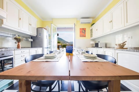 Kitchen or kitchenette, Dining area, oven, stove