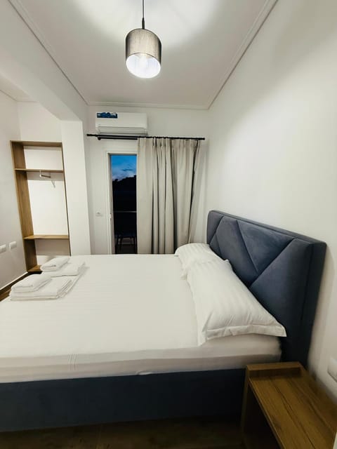 Bed, Living room, Photo of the whole room, Seating area, Bedroom, towels