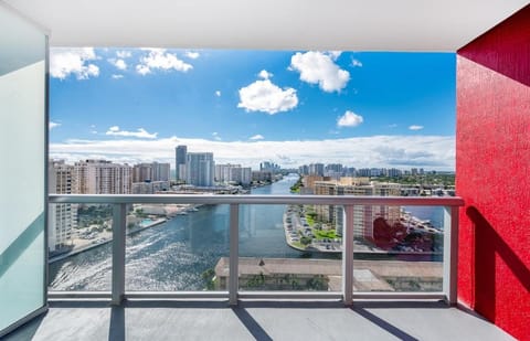 Beachwalk Family Studio- Beach Pool Gym & Bay View Apartment in Hallandale Beach