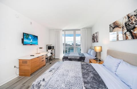 Beachwalk Family Studio- Beach Pool Gym & Bay View Apartment in Hallandale Beach