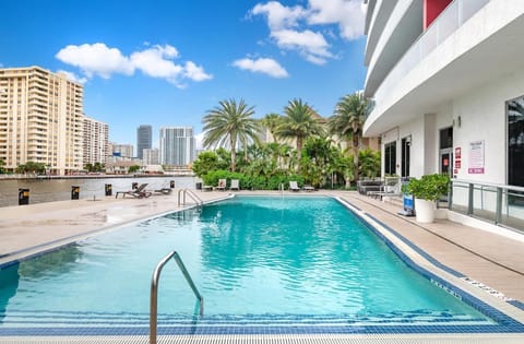 Beachwalk Family Studio- Beach Pool Gym & Bay View Apartment in Hallandale Beach