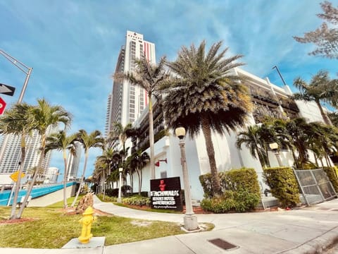 Beachwalk Family Studio- Beach Pool Gym & Bay View Apartment in Hallandale Beach
