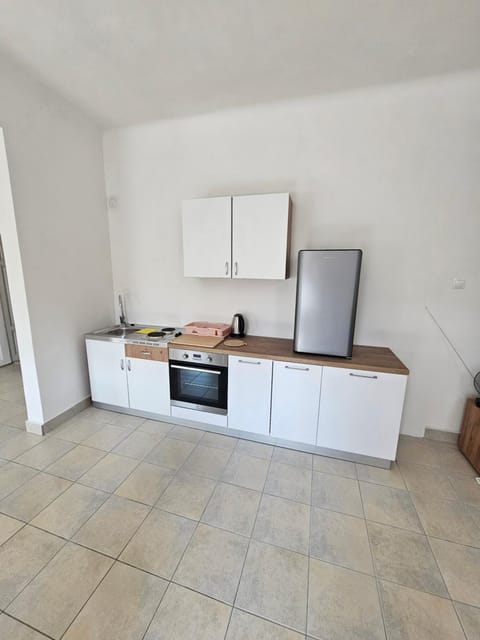 Kitchen or kitchenette, oven, stove