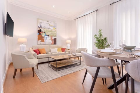 TV and multimedia, Living room, Seating area, Dining area