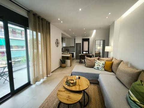 Floral Home 2 - 1st floor apt with private parking! Apartment in Athens