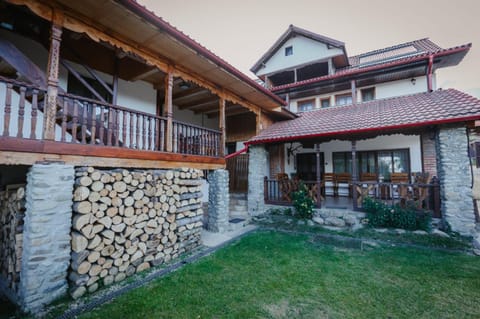 Property building, Spring, Day, Garden, View (from property/room), Balcony/Terrace, Garden view