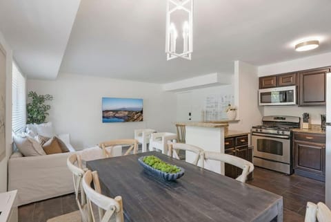 Crystal City Charm 2BR Free Parking 104 House in Crystal City