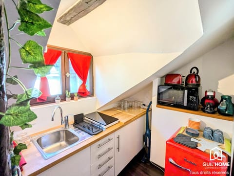 Coffee/tea facilities, Kitchen or kitchenette, stove, toaster