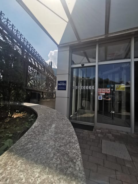 Patio, Facade/entrance, Off site, Day