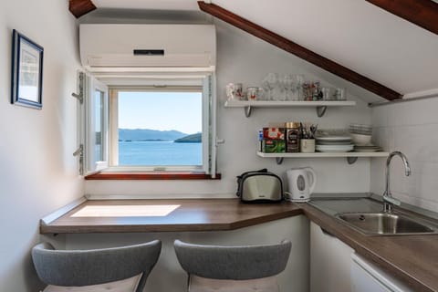 Dining area, Sea view, minibar, toaster