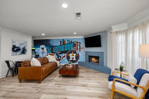 TV and multimedia, Living room, Seating area, Evening entertainment