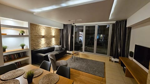 Communal lounge/ TV room, TV and multimedia, Living room, Seating area, Dining area, Evening entertainment