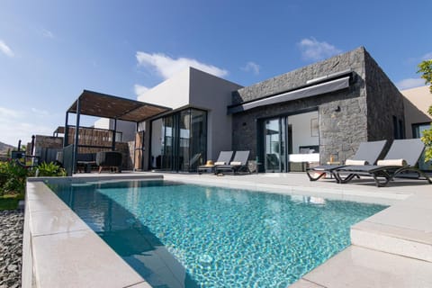 Property building, Day, Pool view, Swimming pool, sunbed