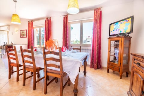 TV and multimedia, Living room, Dining area