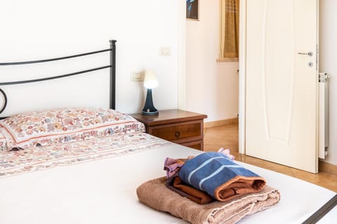 Bed, Bedroom, towels