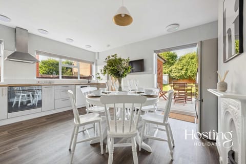 Kitchen or kitchenette, Seating area, Dining area