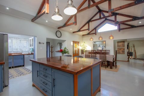 Photo of the whole room, Dining area, kitchen