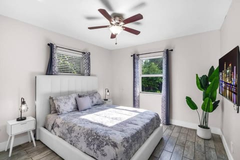 Spacious 3 bedroom Home with Oversized Pool & Backyard House in El Portal