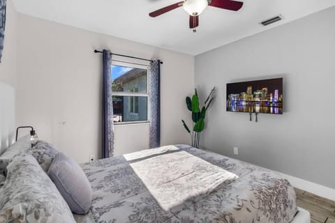 Spacious 3 bedroom Home with Oversized Pool & Backyard House in El Portal