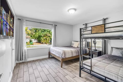 Spacious 3 bedroom Home with Oversized Pool & Backyard House in El Portal