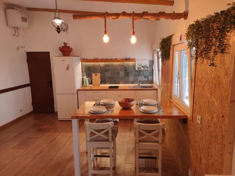 Kitchen or kitchenette, Dining area, microwave, toaster