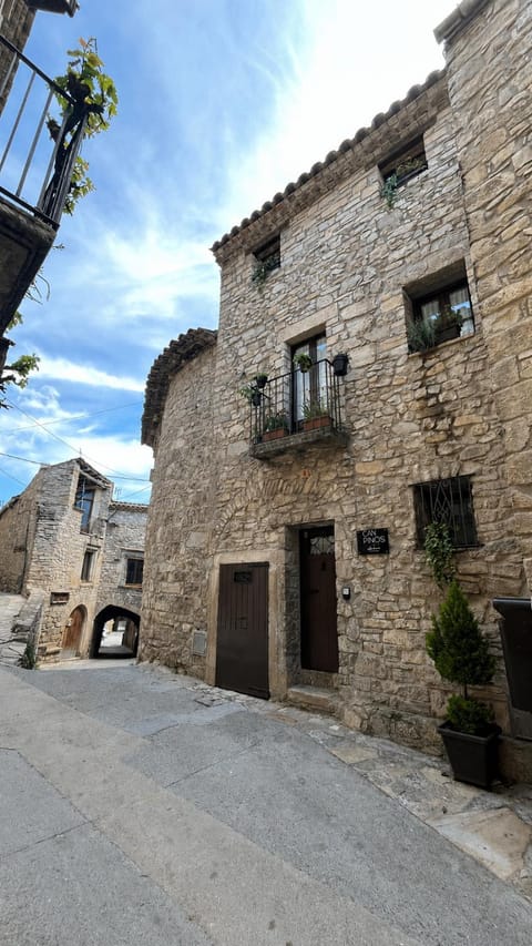 Property building, Neighbourhood, Landmark view, Street view