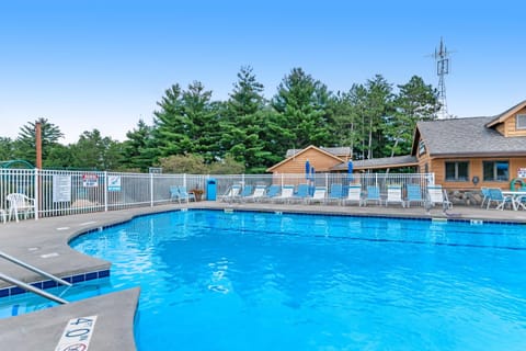 Sunset Condominiums: The Retreat Apartment in Castle Rock Lake