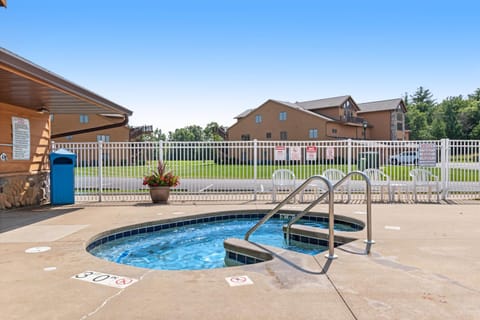 Sunset Condominiums: The Retreat Apartment in Castle Rock Lake