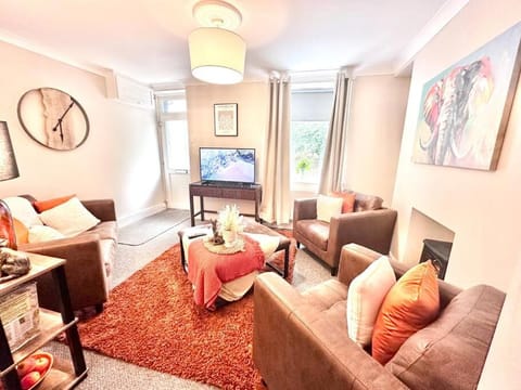 Heritage Town Welsh Cottage House in Llanfoist Fawr