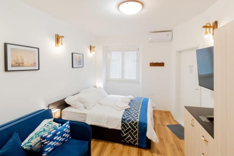 Bed, TV and multimedia, Photo of the whole room, Bedroom, air conditioner