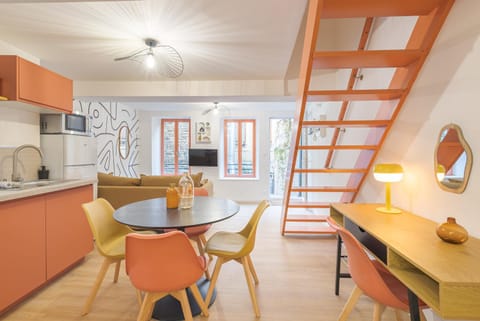 TV and multimedia, Kitchen or kitchenette, Living room, Seating area, Dining area, stove