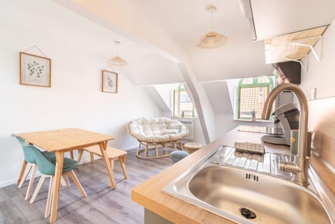 Kitchen or kitchenette, Living room, Seating area, Dining area