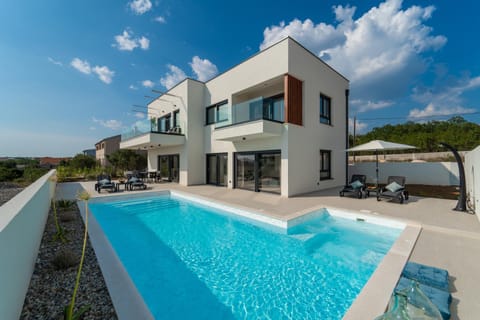 Property building, Patio, Day, Pool view, Swimming pool, Swimming pool, sunbed