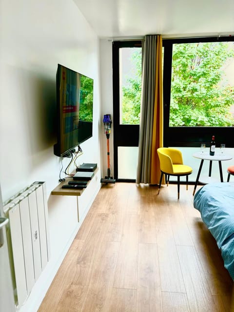 Bed, TV and multimedia, Bedroom