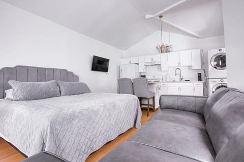 Bed, Bedroom, kitchen