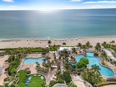 Property building, Restaurant/places to eat, Natural landscape, Bird's eye view, Beach, Pool view, Sea view, Swimming pool