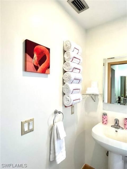 Beautiful 3 Bed House with pool House in Lochmoor Waterway