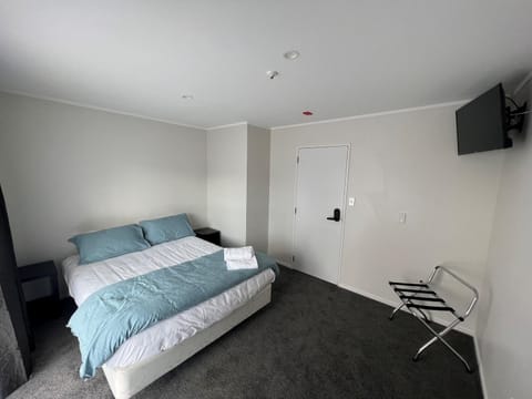 Bed, TV and multimedia, Bedroom