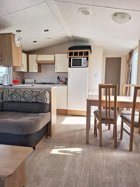 Kitchen or kitchenette, Seating area, Dining area, kitchen