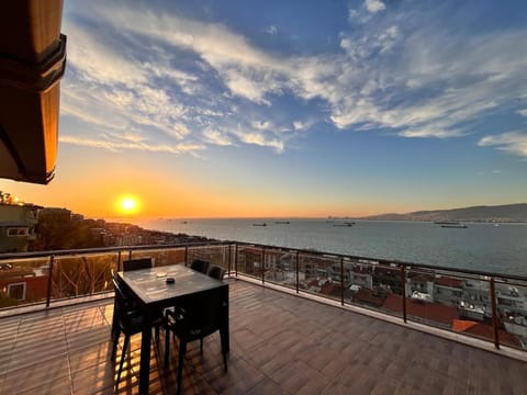 Patio, Natural landscape, View (from property/room), Balcony/Terrace, Dining area, Sea view, Sunset