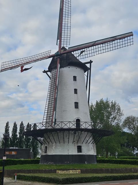 Nearby landmark, Location