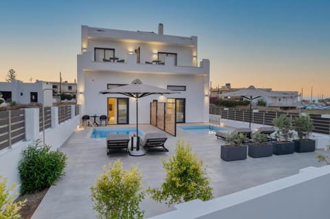 Property building, Patio, Day, View (from property/room), Balcony/Terrace, Pool view, Swimming pool, sunbed