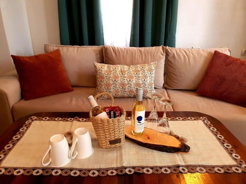 Living room, Food and drinks, Seating area, Food, Drinks